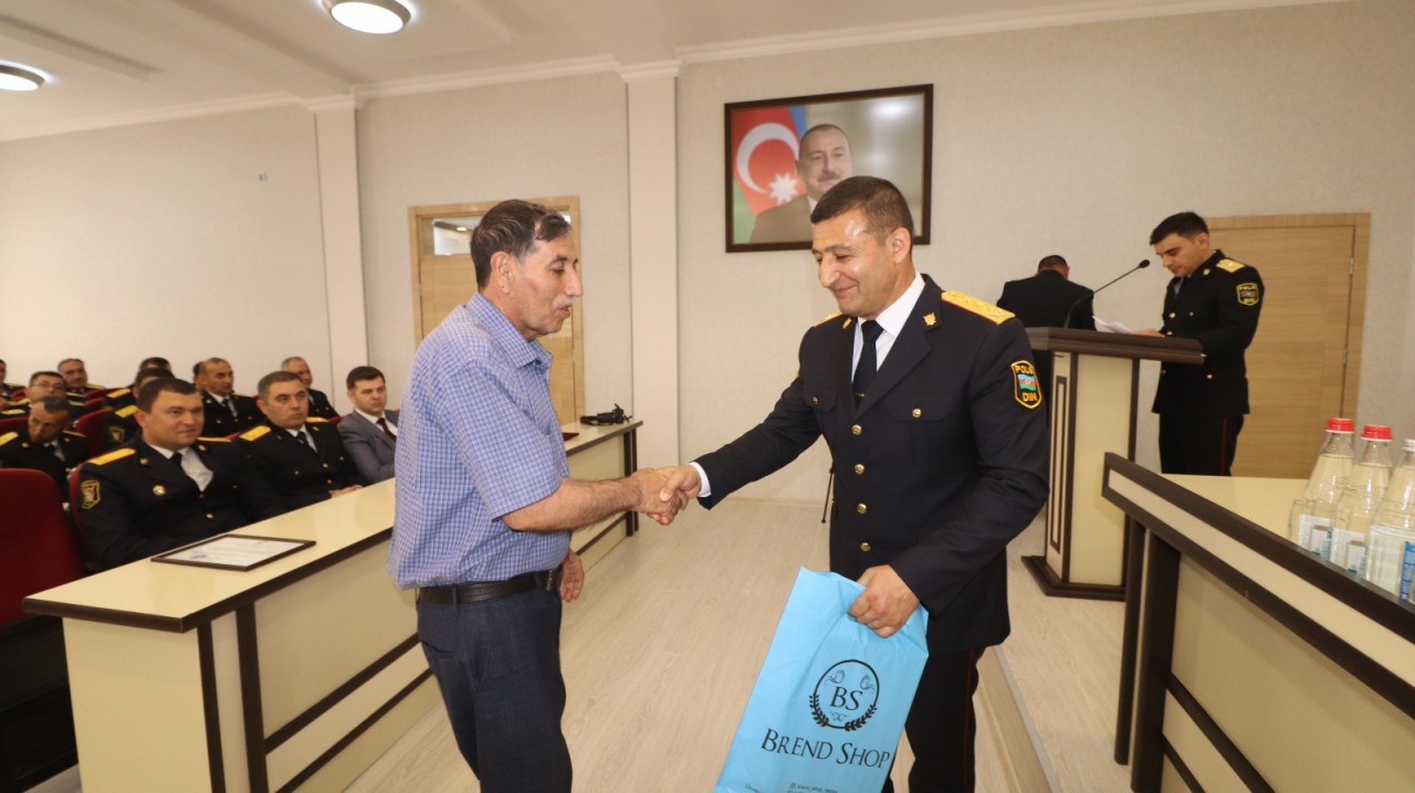 Qazaxda icra başçısı polis əməkdaşlarını Fəxri Fərmanla təltif etdi - FOTOLAR